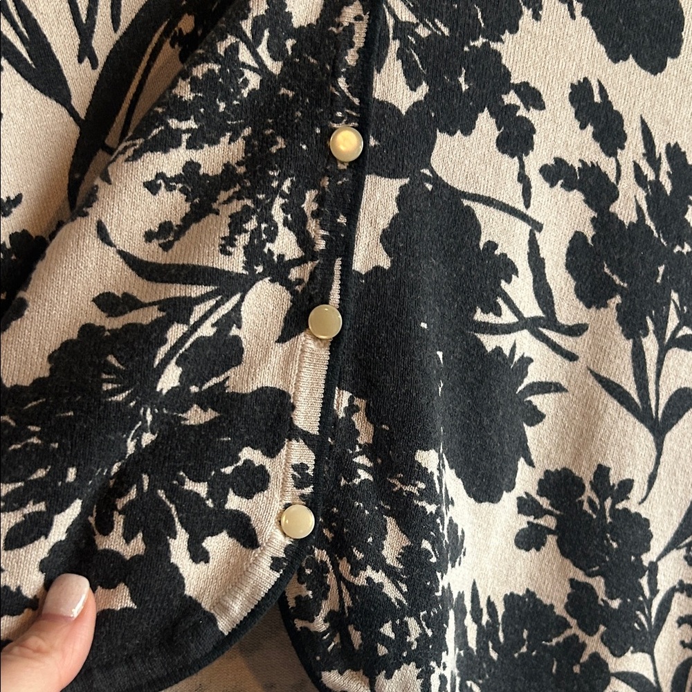 Floral Button-Up Cardigan - Picture 12 of 12